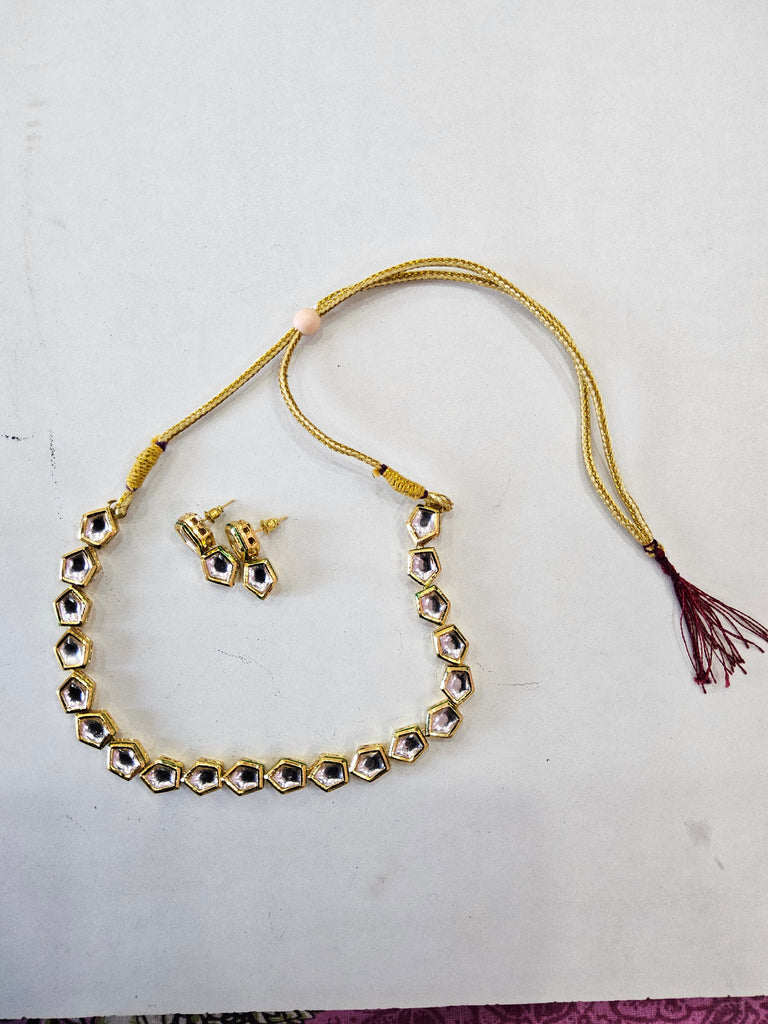 BEAUTIFUL AND ELEGANT KUNDAN NECKPIECE AND EARRINGS SET